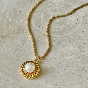 NWT- Retro style gold plated necklace